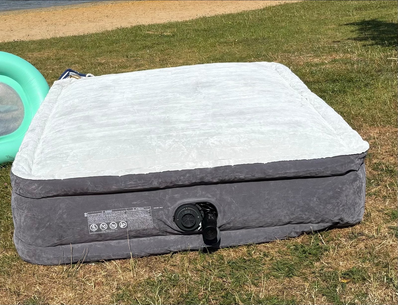 Intex Queen Comfort-Plush Luchtbed met Ingebouwde Pomp, Caravans en Kamperen, Luchtbedden, Ophalen, Ingebouwde pomp, Zo goed als nieuw