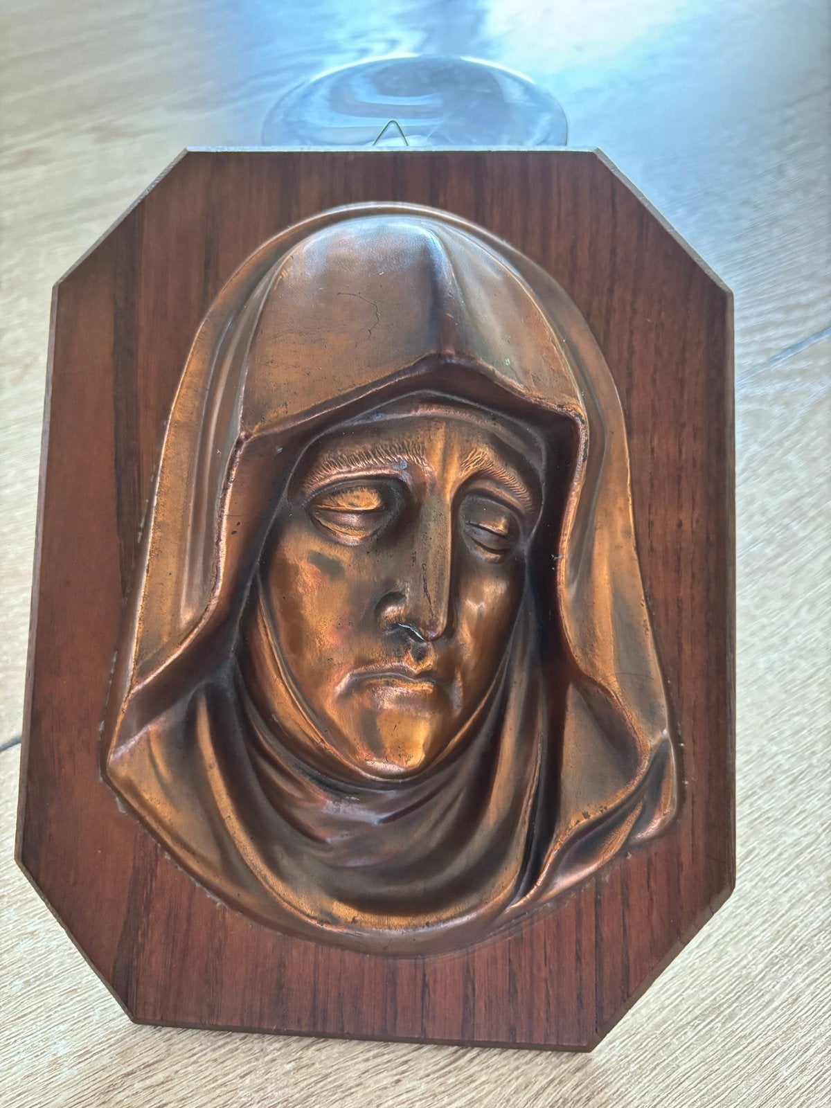 Koperen Maria Beeld op Houten Plaquette - 22x18x7cm, Antiek en Kunst, Minder dan 20 cm, Ophalen of Verzenden, Beeld, Bruin
