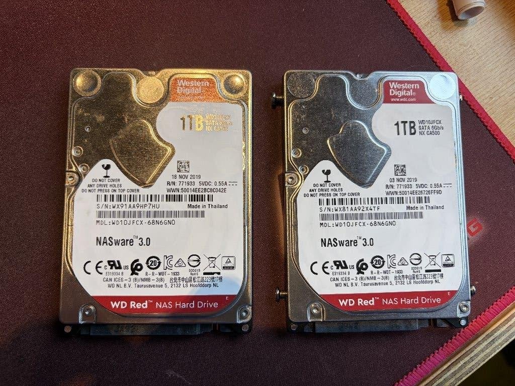 2 Red Western Digital 1TB HDD 2,5 inch, Intern, HDD, 1 TB, 2,5 inch, Zo goed als nieuw