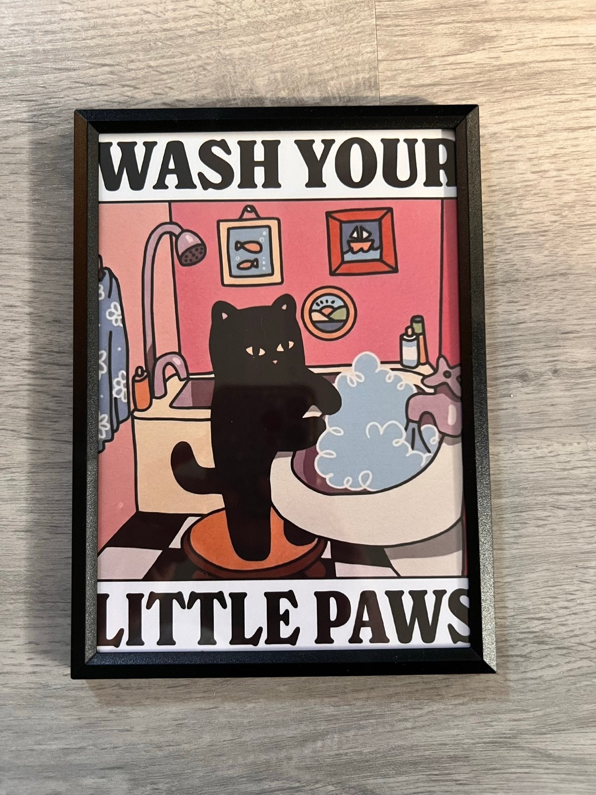 Leuke ingelijste kattenposter - "Wash Your Little Paws", Huis en Inrichting, Minder dan 50 cm, Oorspronkelijke maker, Ophalen of Verzenden