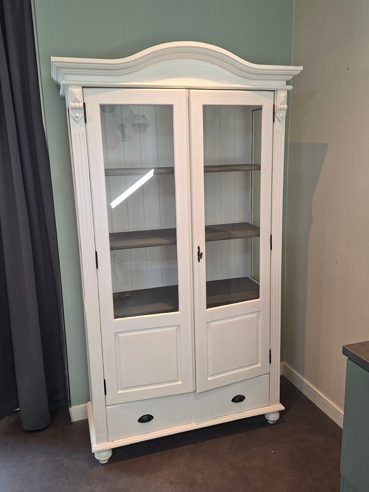 Witte vitrinekast met lade en 3 legplanken, Ophalen, Gebruikt, 100 tot 150 cm, Met lade(s)