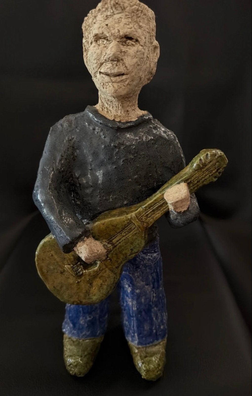Keramieken beeld van Jeannette Boiten - Gitarist (2014), Geglazuurd, Ophalen of Verzenden, 20 - 50 cm, Steen of Keramiek