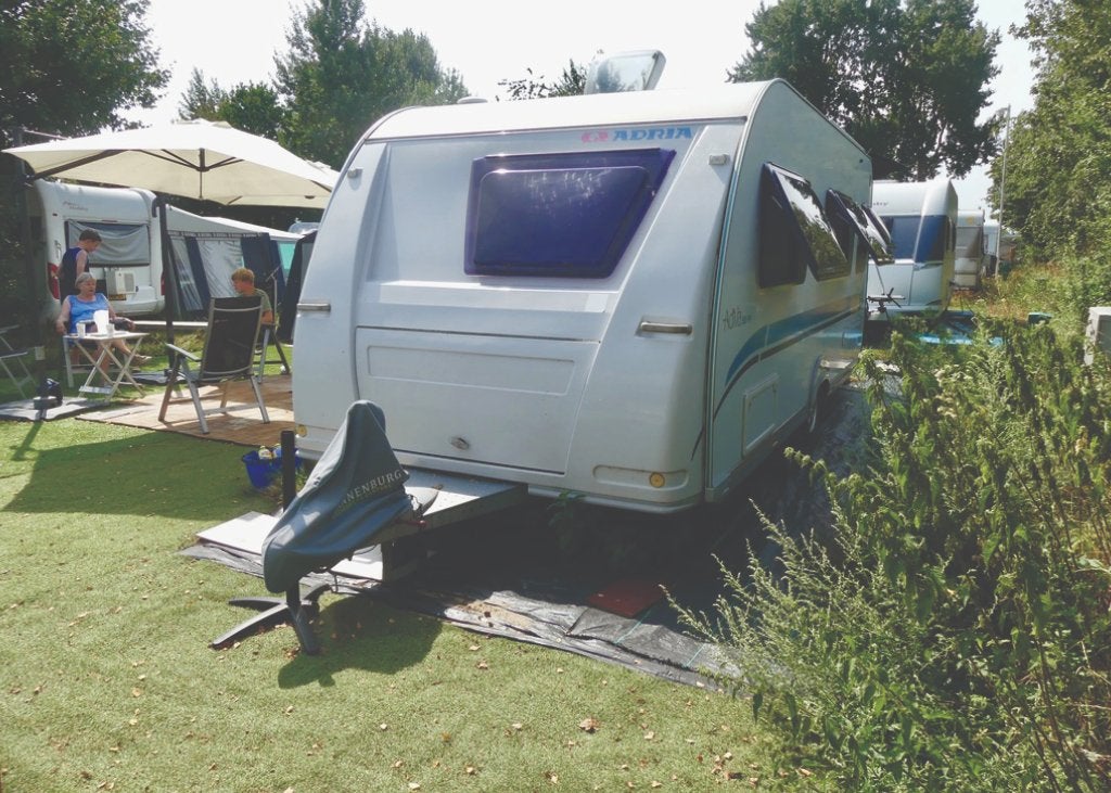 een Adria Adiva 553 PH van 2007 met toebehoren, Caravans en Kamperen, Caravans, Vast bed, Ringverwarming, Rondzit, Particulier