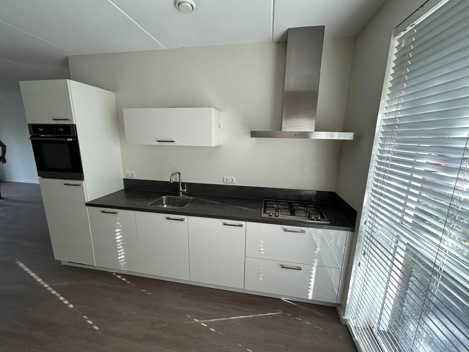 Moderne hoogglans witte keuken met inbouwapparatuur, Ophalen, Wit, Enkelwandige keuken, Composiet