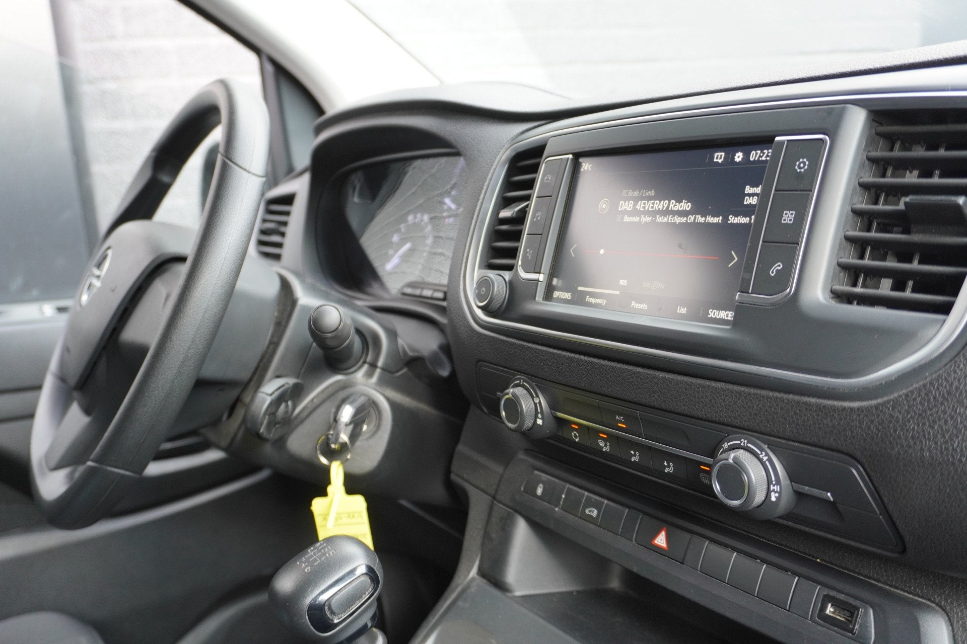 Opel Vivaro 2.0 L2 145PK EURO 6 - Airco - Navi - Cruise -, Voorwielaandrijving, 145 pk, Stof, Gebruikt