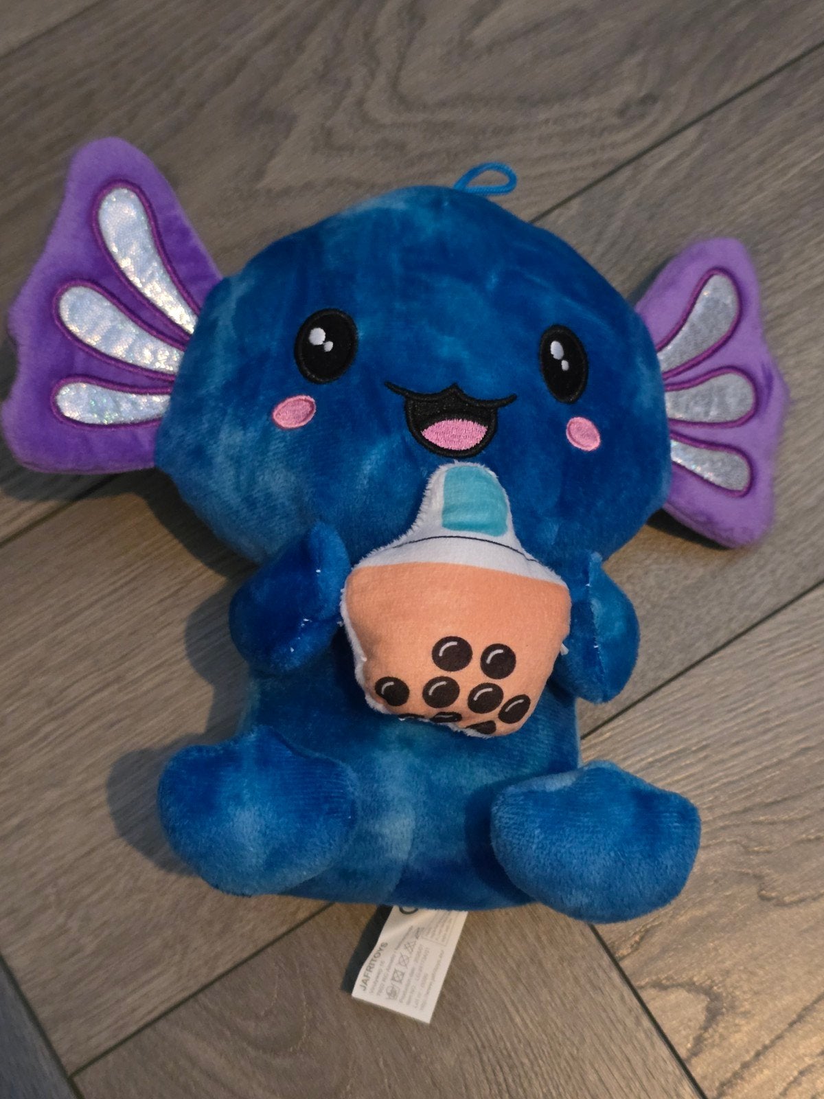 Jari Toys Knuffel Blauw met Paarse Vleugels en Bubble Tea, Overige merken, Overige typen, Blauw, Ophalen of Verzenden