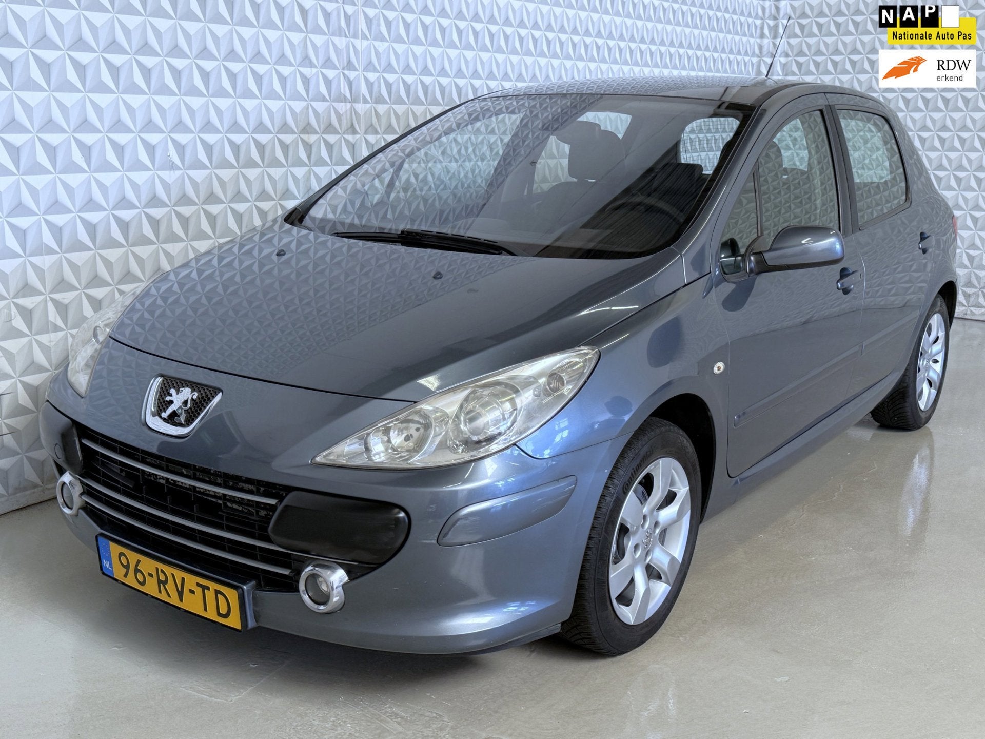 Peugeot 307 1.6-16V Griffe CRUISE-LEER-PDC-TREKHAAK (2005), Auto's, Voorwielaandrijving, Gebruikt, Zwart, 4 cilinders