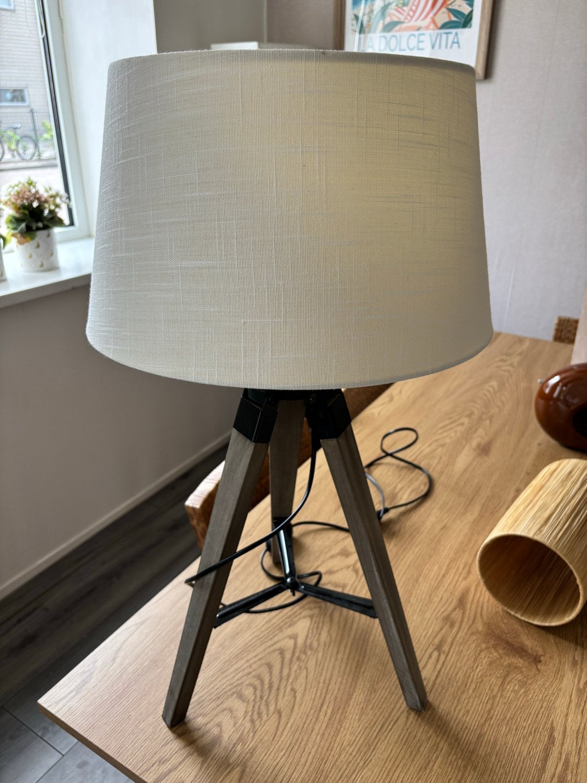 Moderne tafellamp met stoffen kap en houten driepoot, Beige, Met schakelaar, Ophalen of Verzenden, Modern