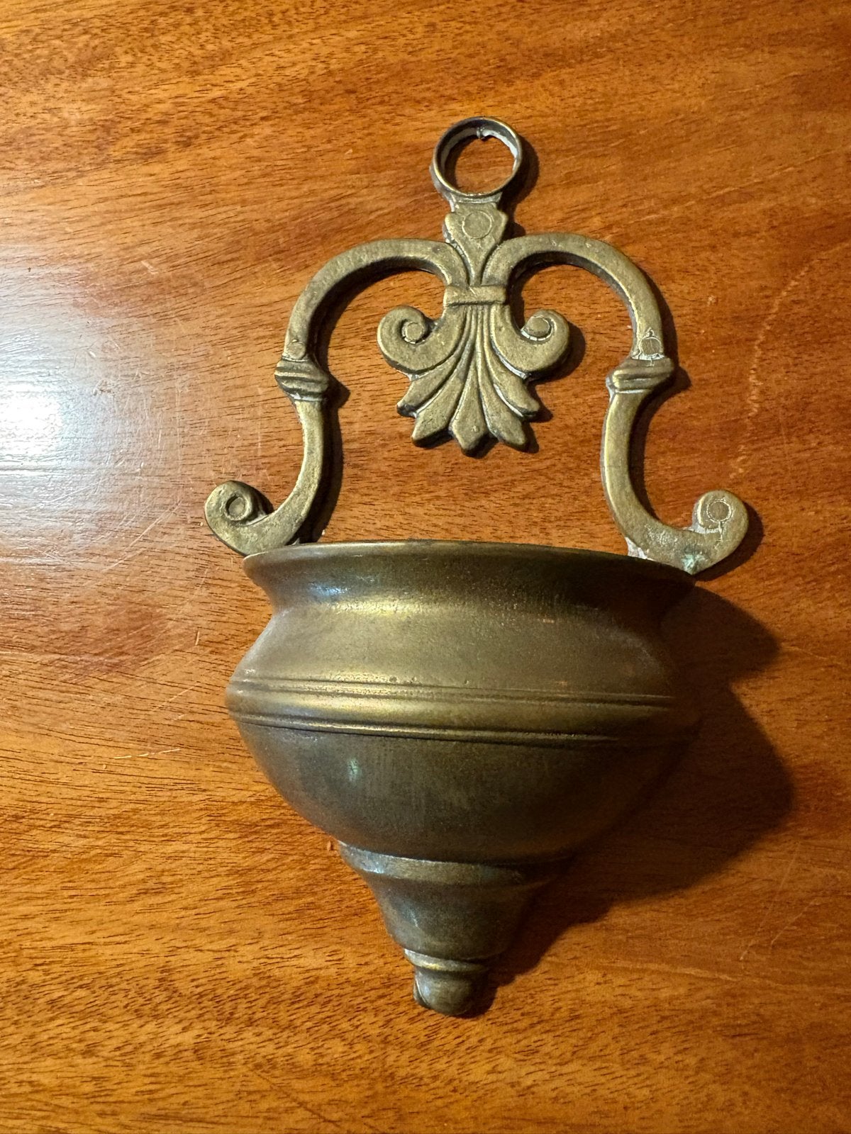 Antieke zware koperen wijwaterbak met fleur-de-lis decoratie, Antiek en Kunst, Ophalen of Verzenden, Koper