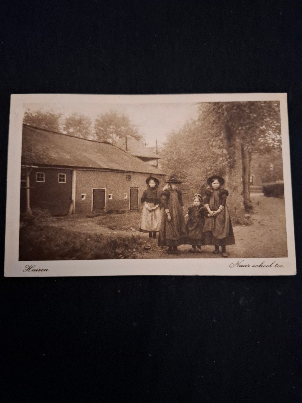 Ansichtkaart Huizen: Kinderen 'Naar school toe', Ophalen of Verzenden, Voor 1920, Ongelopen, Noord-Holland