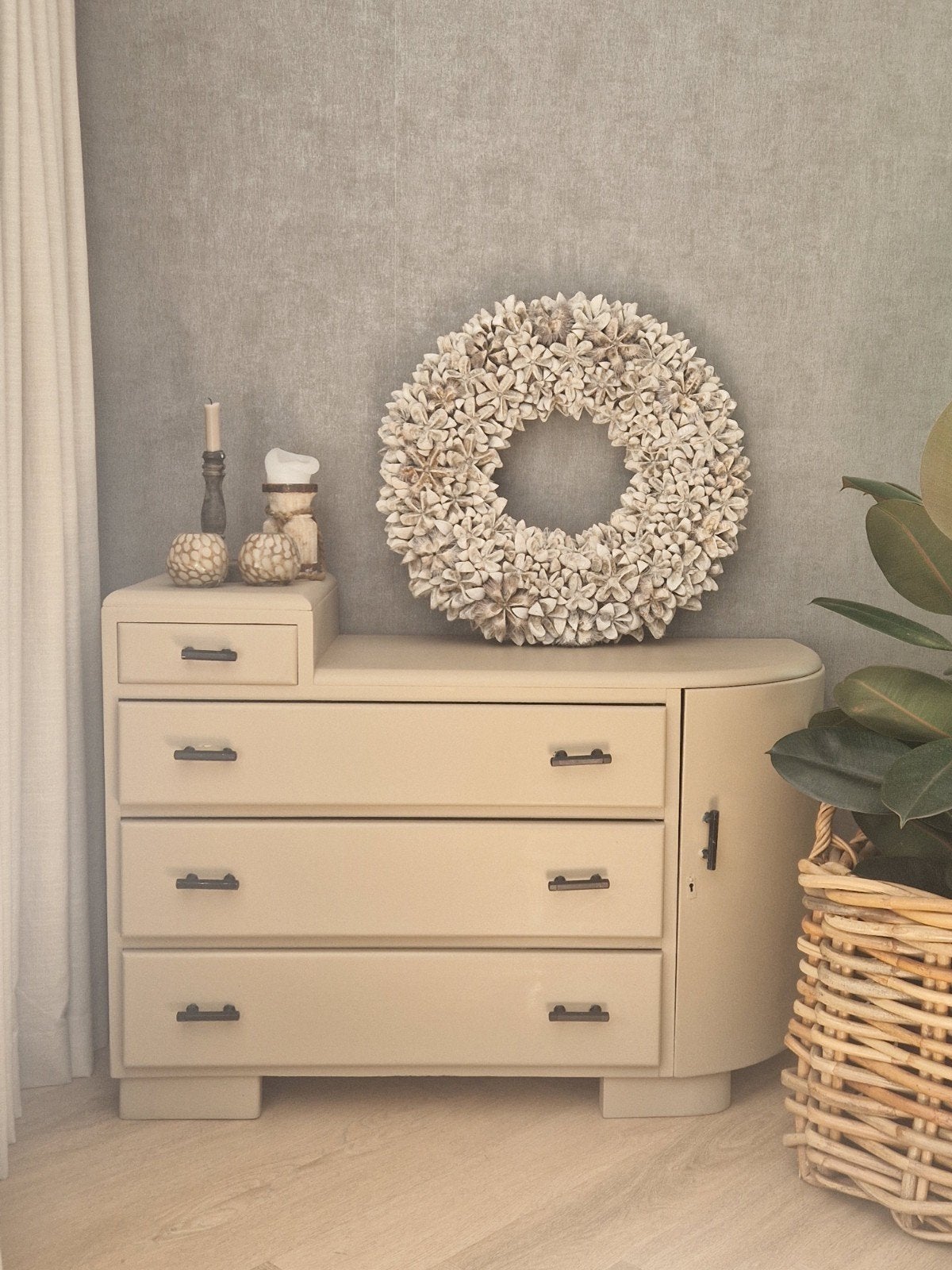Beige ladekast met 5 laden en afgeronde hoek, Ophalen