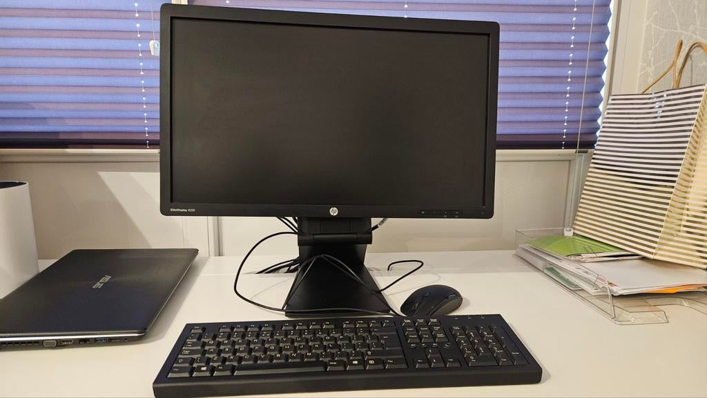 HP desktop computer met HP beeldscherm en Wifi dongel., Computers en Software, Desktop Pc's, Ophalen, Zo goed als nieuw
