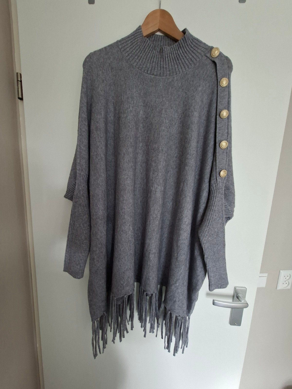 Nieuwe Boho Ibiza Trui One Size met Fringe en Knopen, Ophalen of Verzenden, Nieuw, Maat 46/48 (XL) of groter, Grijs