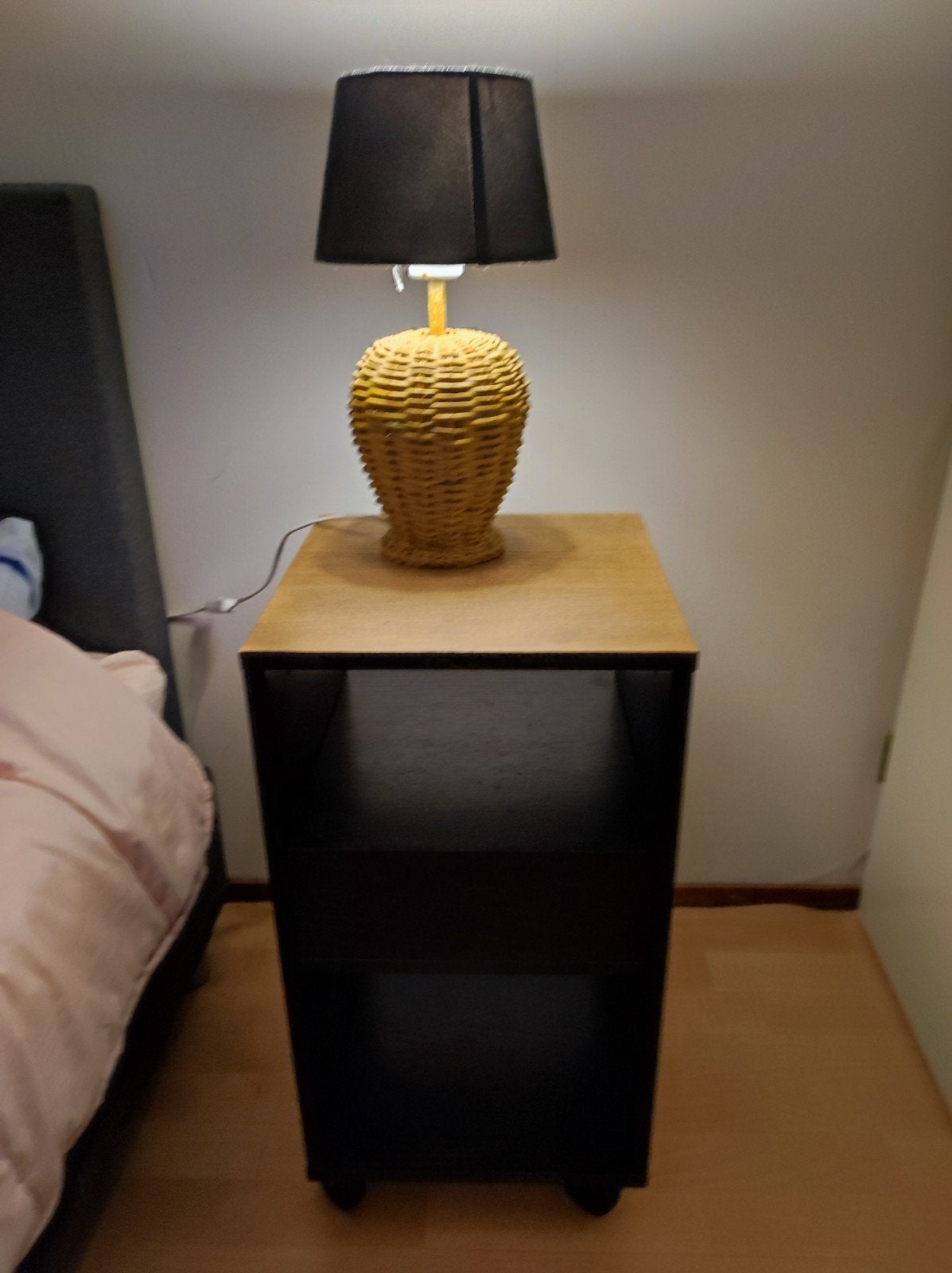 Gele rotan tafellamp met zwarte kap, Huis en Inrichting, Ophalen, Vintage, E27 (groot), Zo goed als nieuw