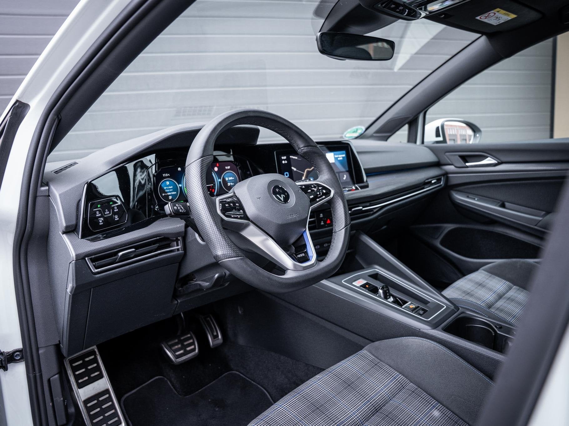Volkswagen Golf 8 1.4 eHybrid GTE - Pano l Camera l Carplay, Auto's, Gebruikt, Euro 6, 4 cilinders, Automatische klimaatregeling