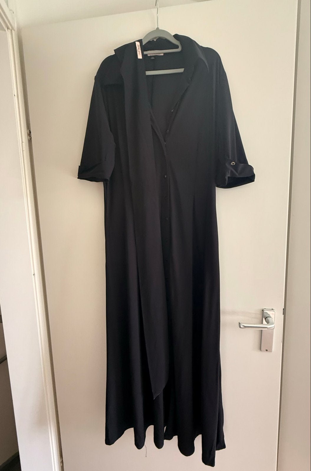 La Dress Margot lange doorknoopjurk - Zwart, maat XXL, Zwart, Maat 46/48 (XL) of groter, Ophalen of Verzenden, Zo goed als nieuw