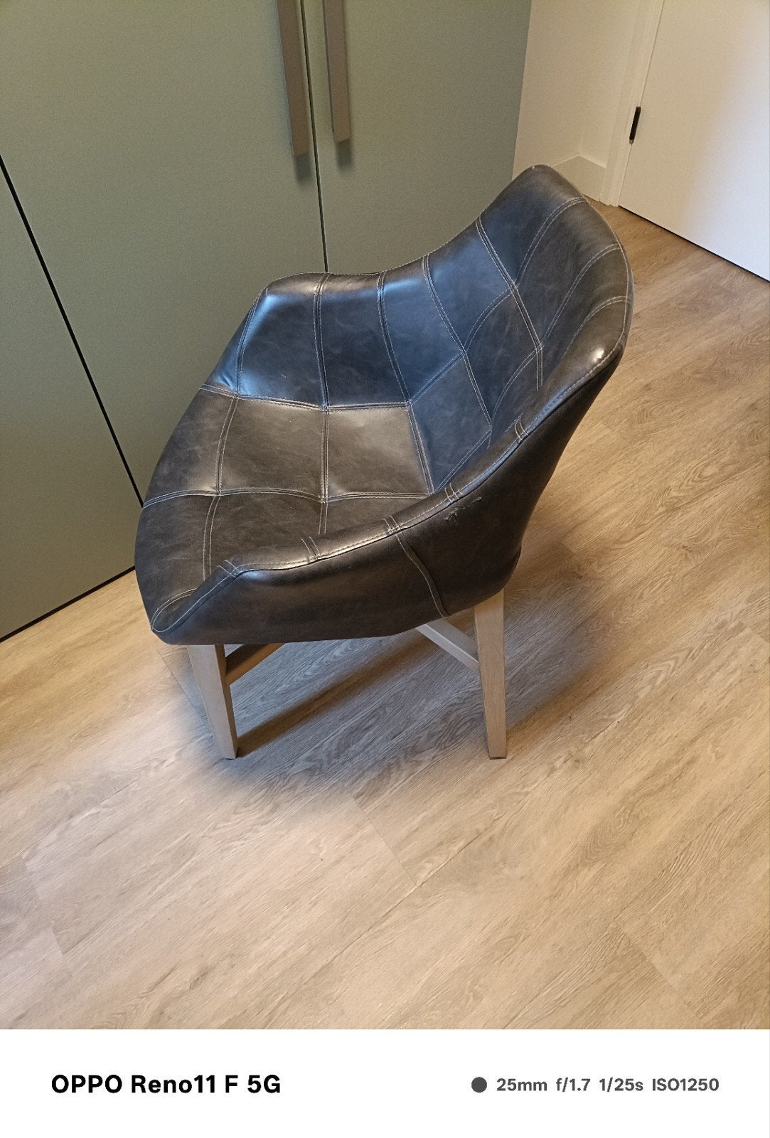 Comfortabele kuipstoel - Donkergrijs leer, Huis en Inrichting, Ophalen, Leer, Zo goed als nieuw, Eén