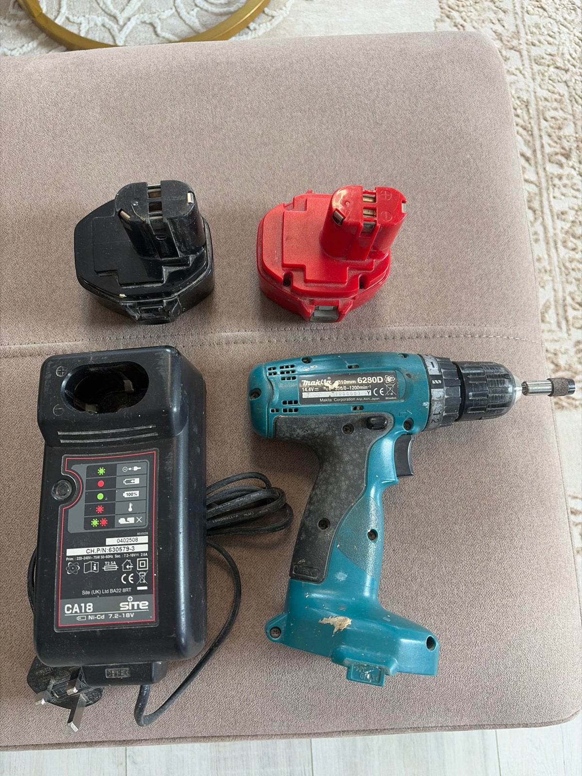 Makita 6280D Boormachine met lader (defecte accu), Ophalen of Verzenden, Gebruikt, Minder dan 400 watt, Boor- en Schroefmachine