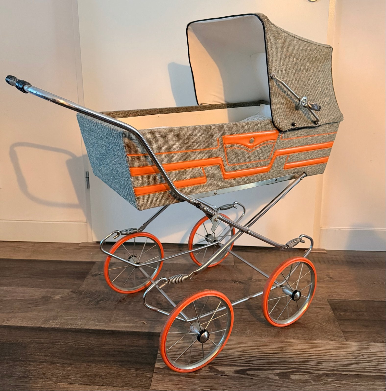 Vintage poppenwagen grijsgroen met oranje, jaren '60/'70, Ophalen, Gebruikt, Babypop