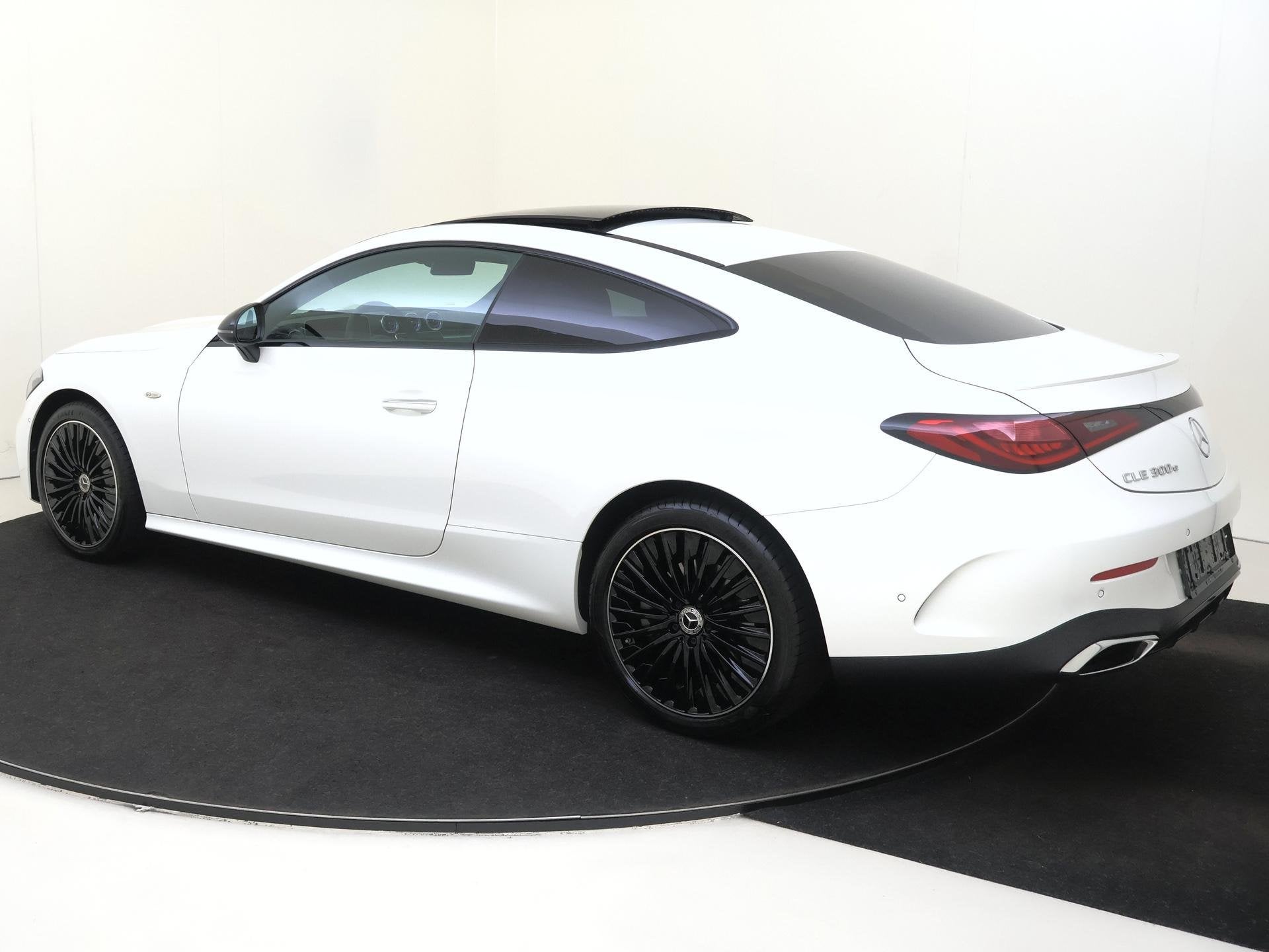 Mercedes-Benz CLE Coupé 300 e AMG Line / Panoramadak/ 19 in, Auto's, Automaat, 4 cilinders, Wit, Plug-in hybride