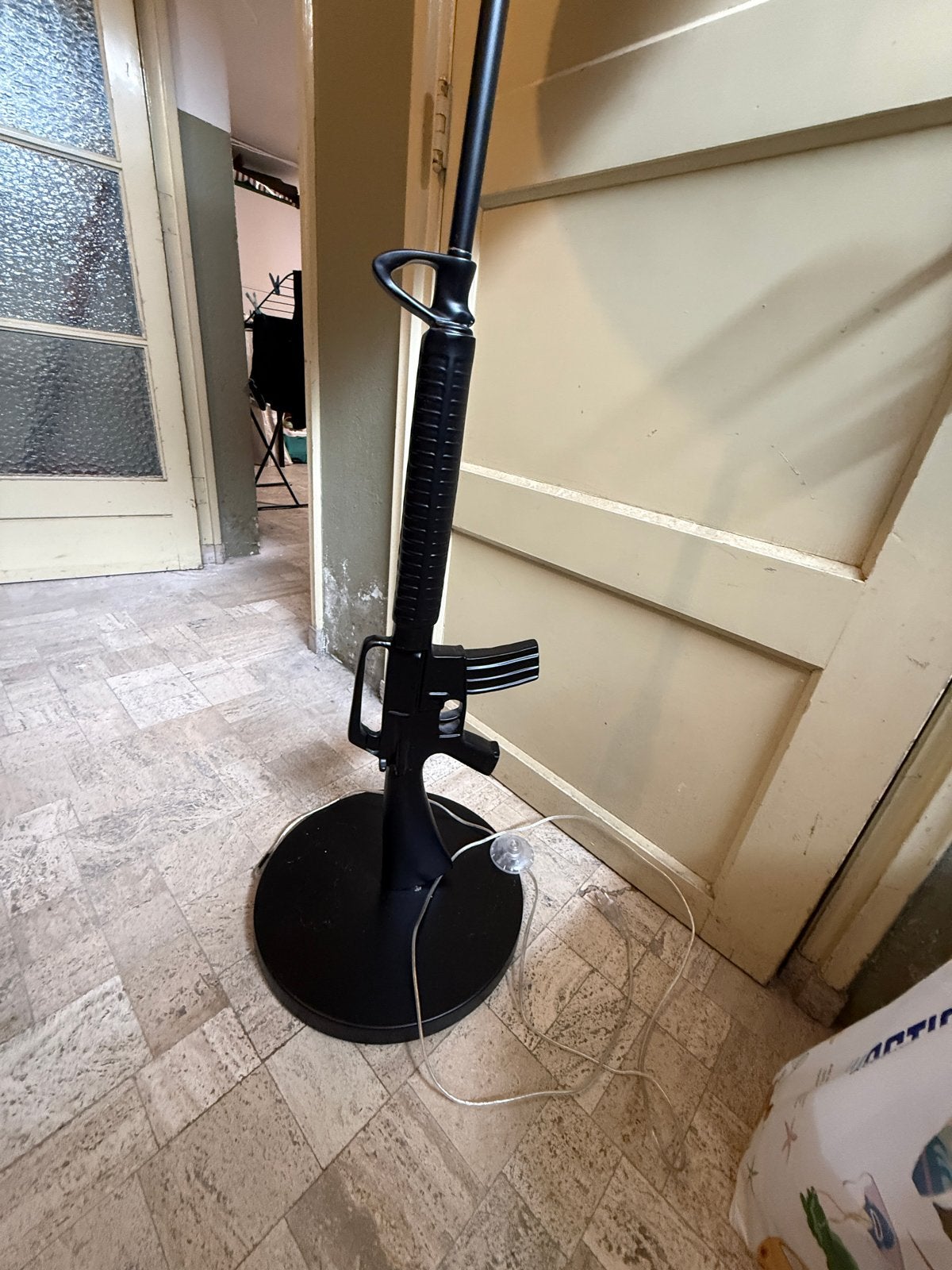 Unieke Vloerlamp Geweer Design - Zwart met Gouden Kap, Ophalen, Gebruikt, E27 (groot), Metaal