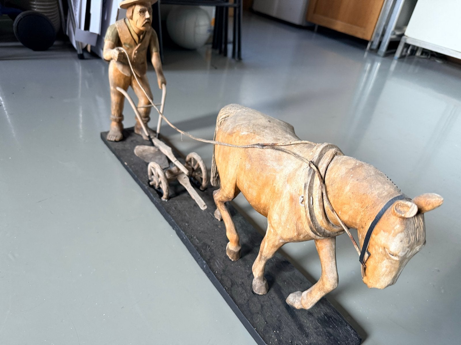 Houten sculptuur ploegende boer met paard, Ophalen, 50 - 100 cm, Handgemaakt, Scène