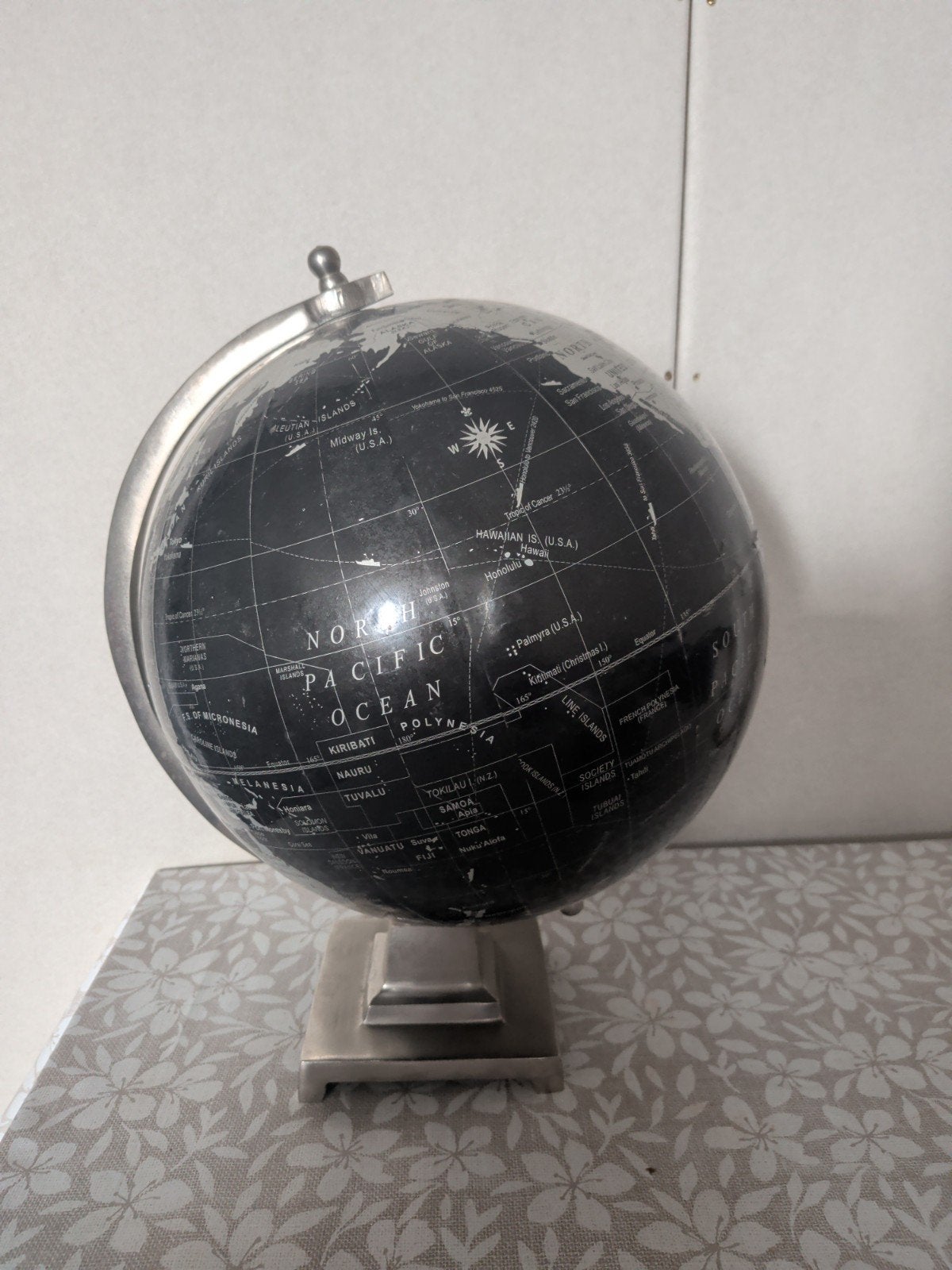 Zwarte Wereldbol met Zilveren Voet - Decoratief, Gebruikt, Kunststof, Draaibaar, Ophalen of Verzenden