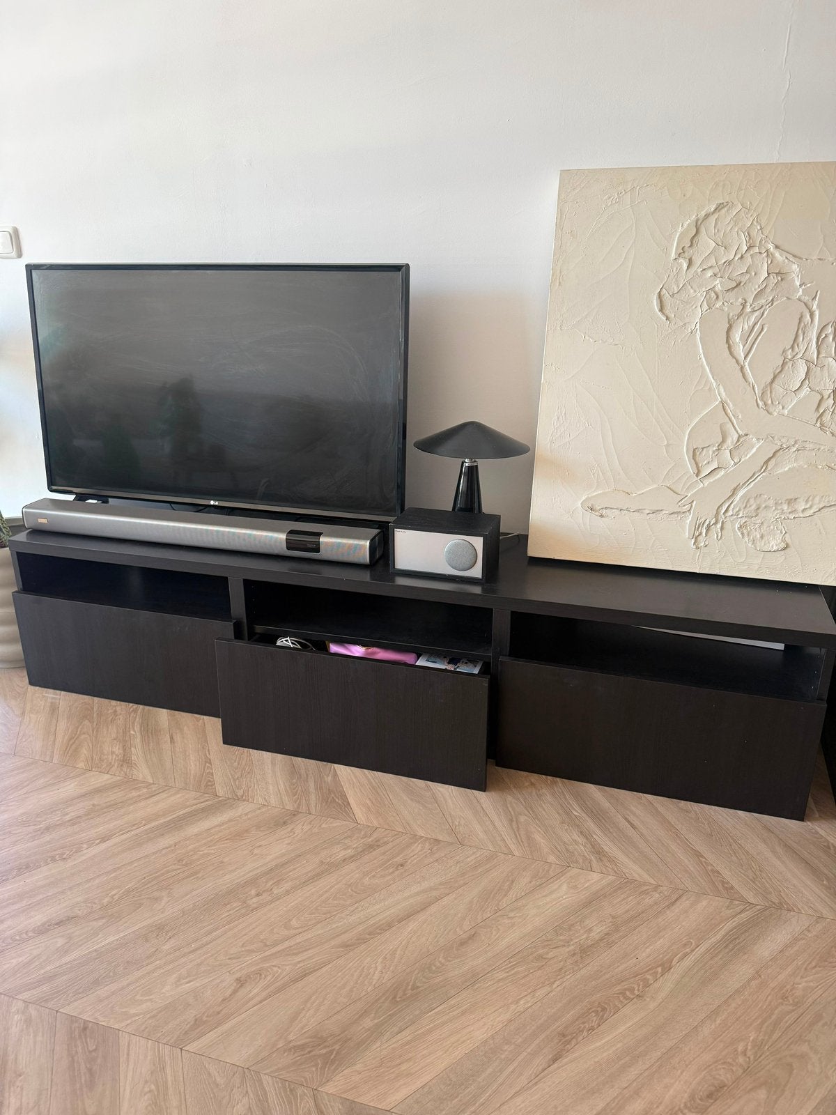 Als nieuw Ikea besta tv meubel 180cm zwart bruin 3 lades, Huis en Inrichting, Kasten | Televisiemeubels, 150 tot 200 cm, Eikenhout