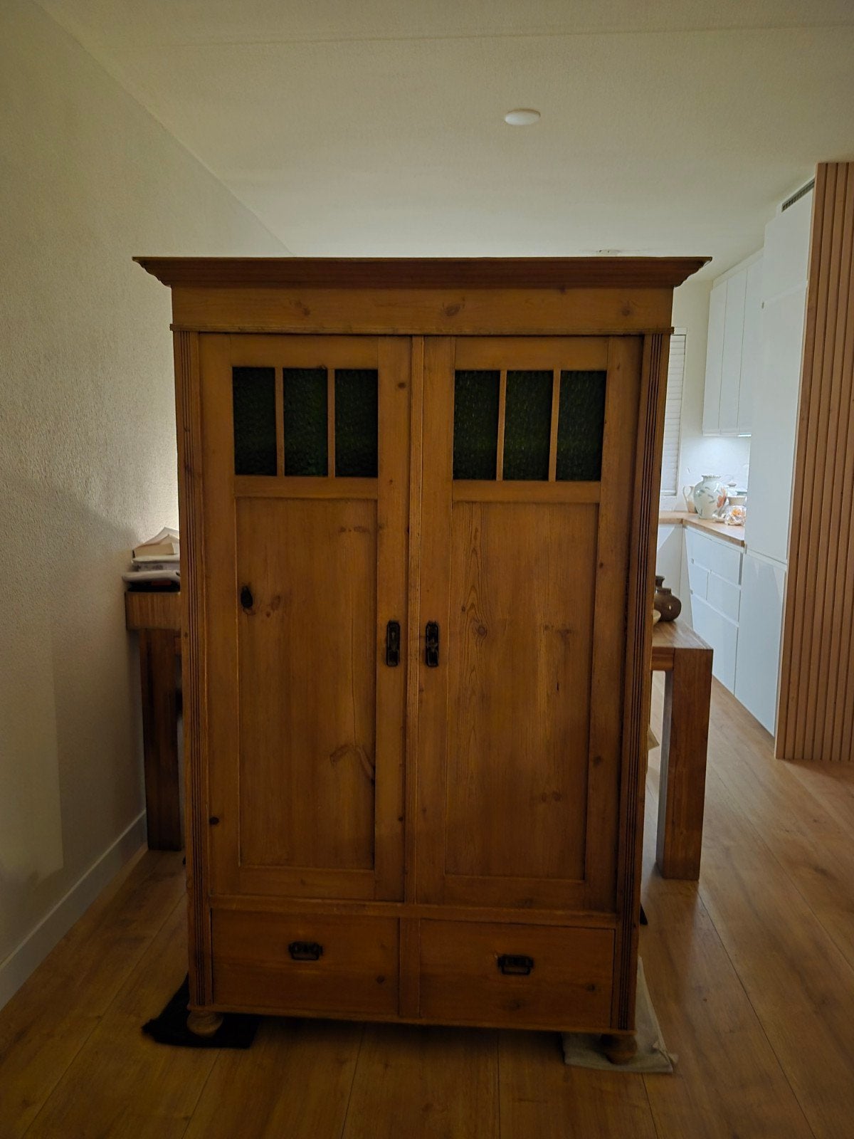 antieke grenen  houten kast met groen glas in de deuren., Huis en Inrichting, Ophalen, Gebruikt