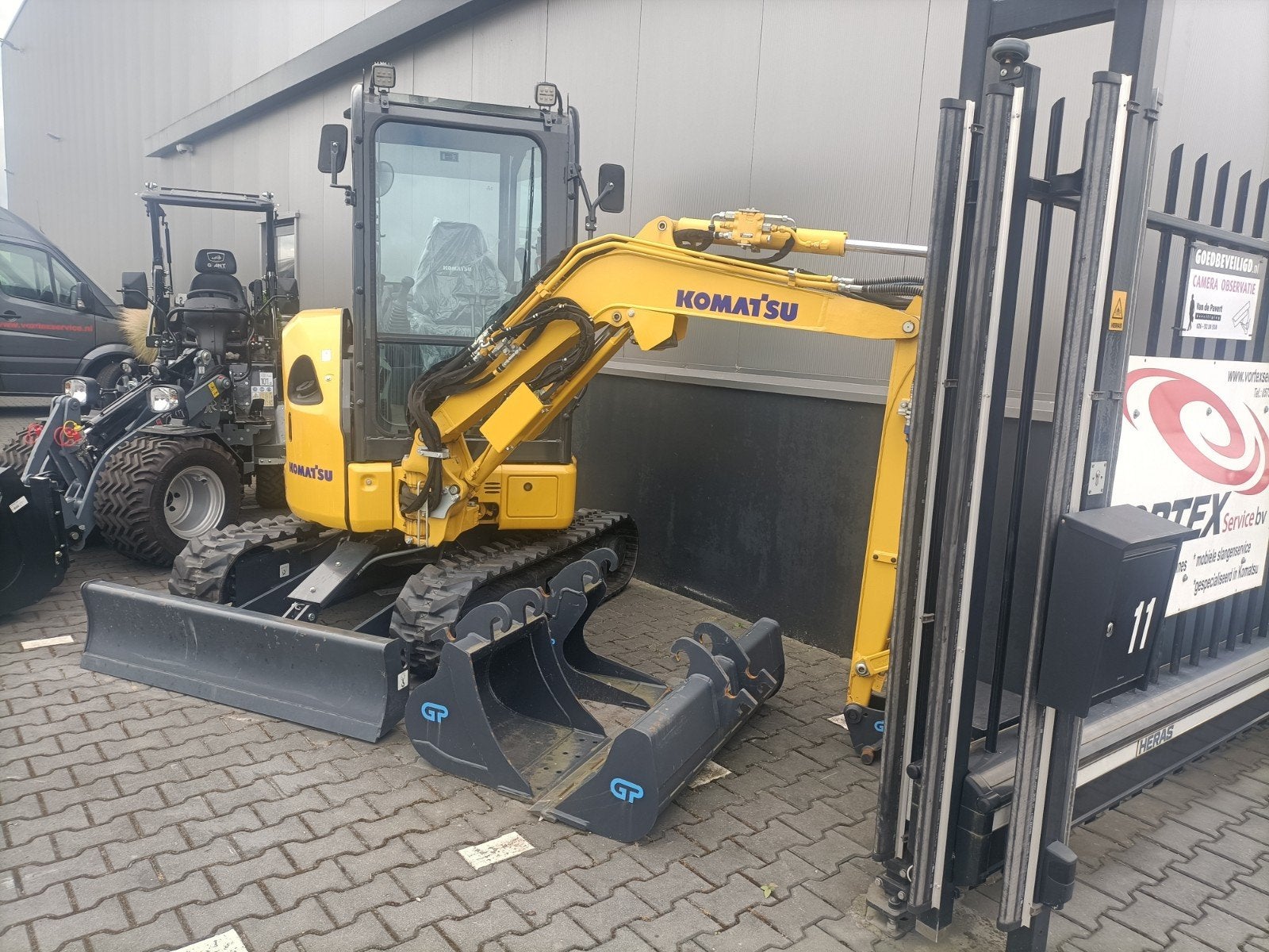 TE KOOP/TE HUUR MINIGRAVER KOMATSU PC26MR-5