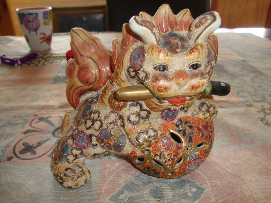 Handgeschilderd Aziatisch beeld van steen/keramiek, Antiek en Kunst, Steen/keramiek, 20 cm, Ophalen of Verzenden, Geschilderd
