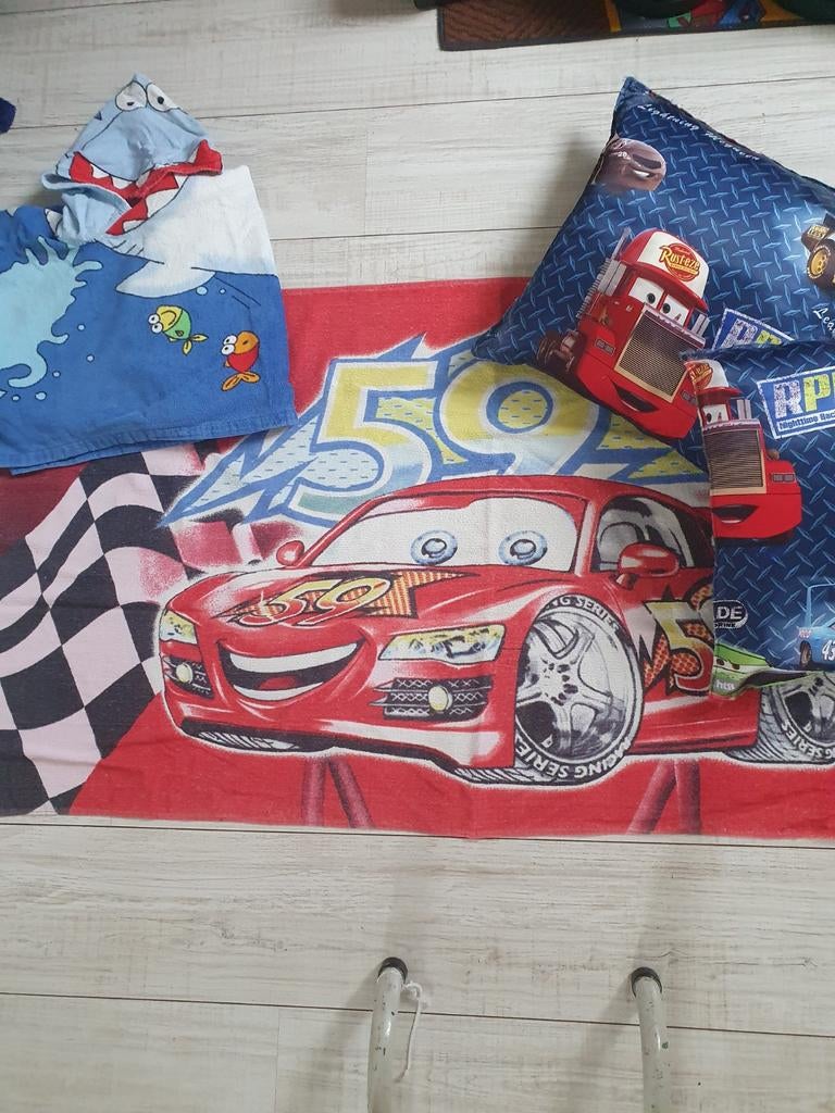 Cars handdoek, kussens en haaien poncho., Gebruikt, Overige typen, Ophalen of Verzenden, Jongetje
