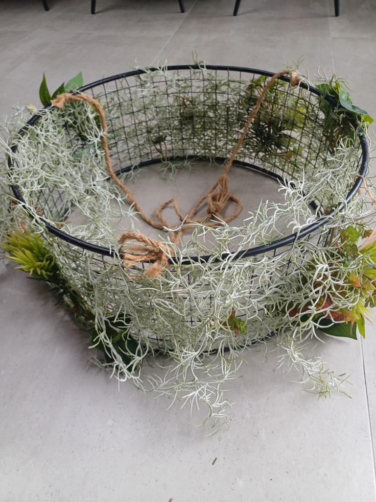 Decoratieve metalen mand met kunstplanten, Ophalen, Gebruikt, Zwart, Metaal