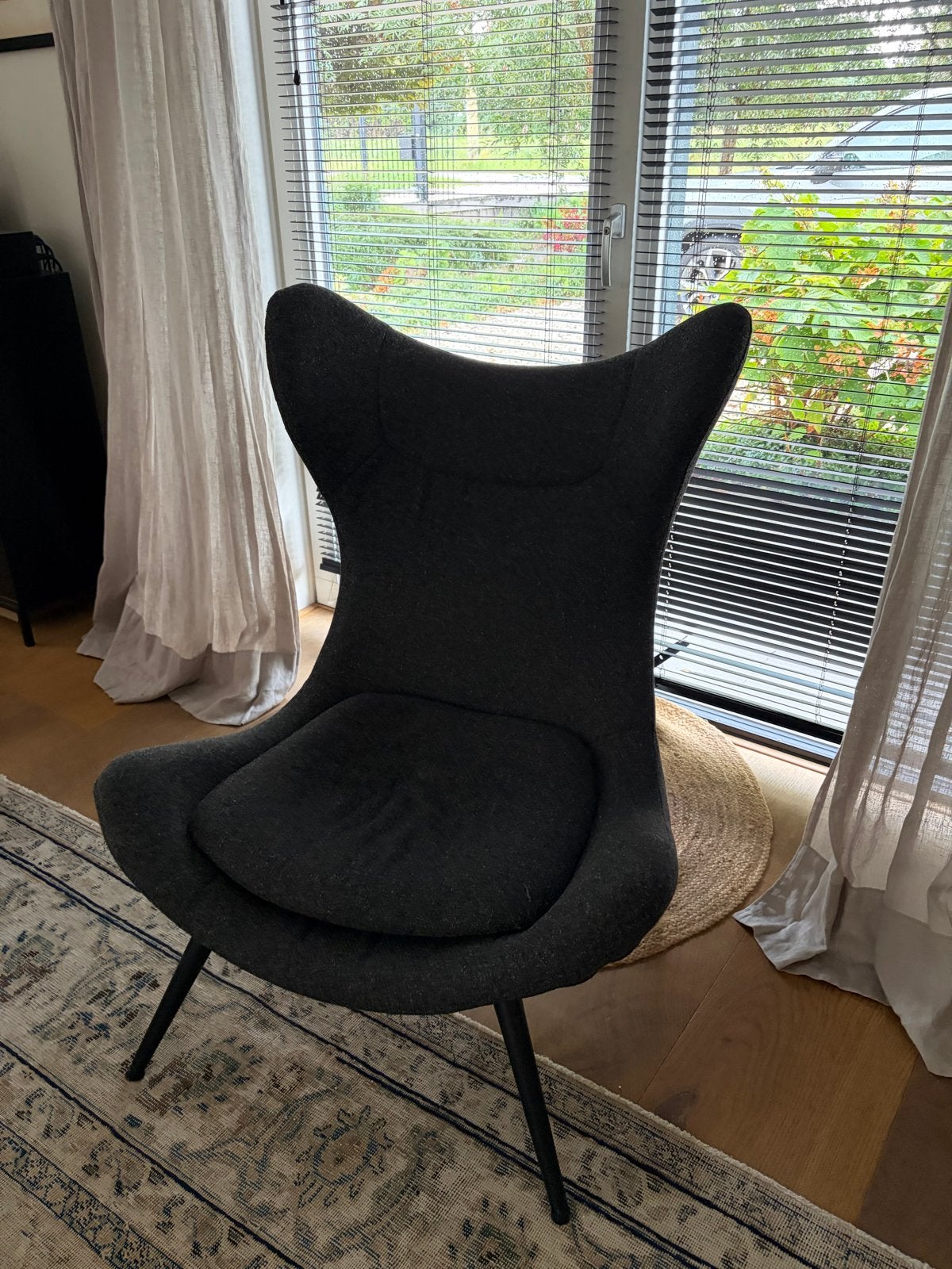 Moderne donkergrijze fauteuil - Zo goed als nieuw TEAB, Zwart, Ophalen of Verzenden, Zo goed als nieuw, Eén