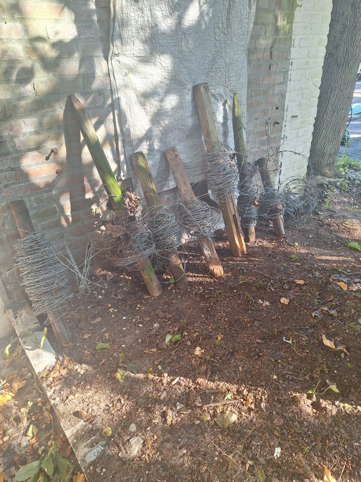 6 rollen prikkeldraad....ong 250 meter, Tuin en Terras, Ophalen of Verzenden, Gebruikt, Hout, Overige typen