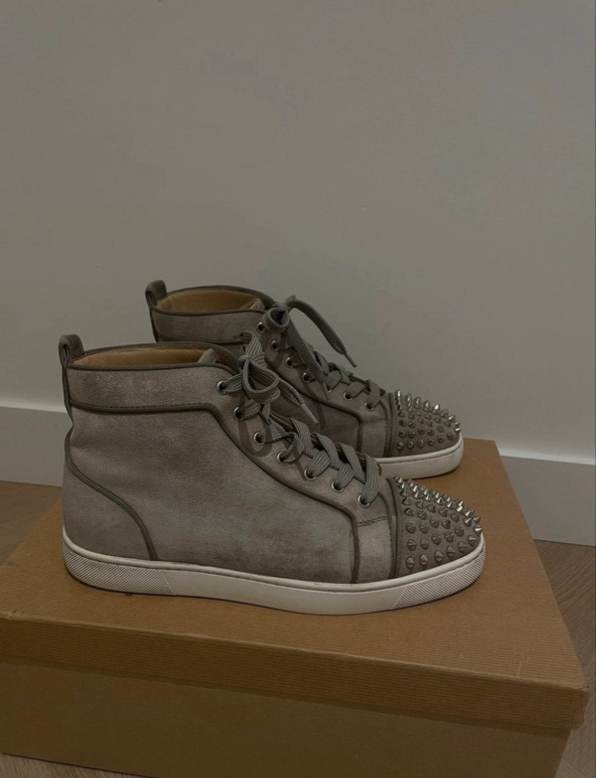 Christian Louboutin Louis Orlato Spikes sneakers, Kleding | Dames, Ophalen of Verzenden, Gedragen, Grijs, Sneakers of Gympen