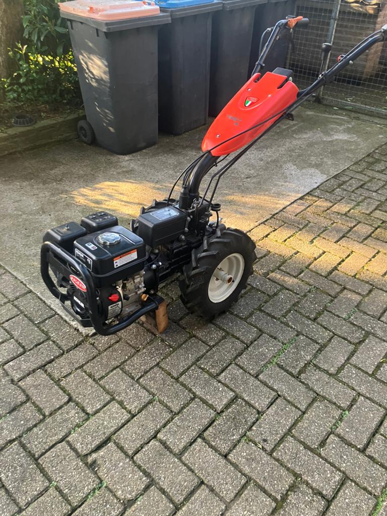 Tuinfrees tuintrekker werktuig drager goldoni, Ophalen, Zo goed als nieuw