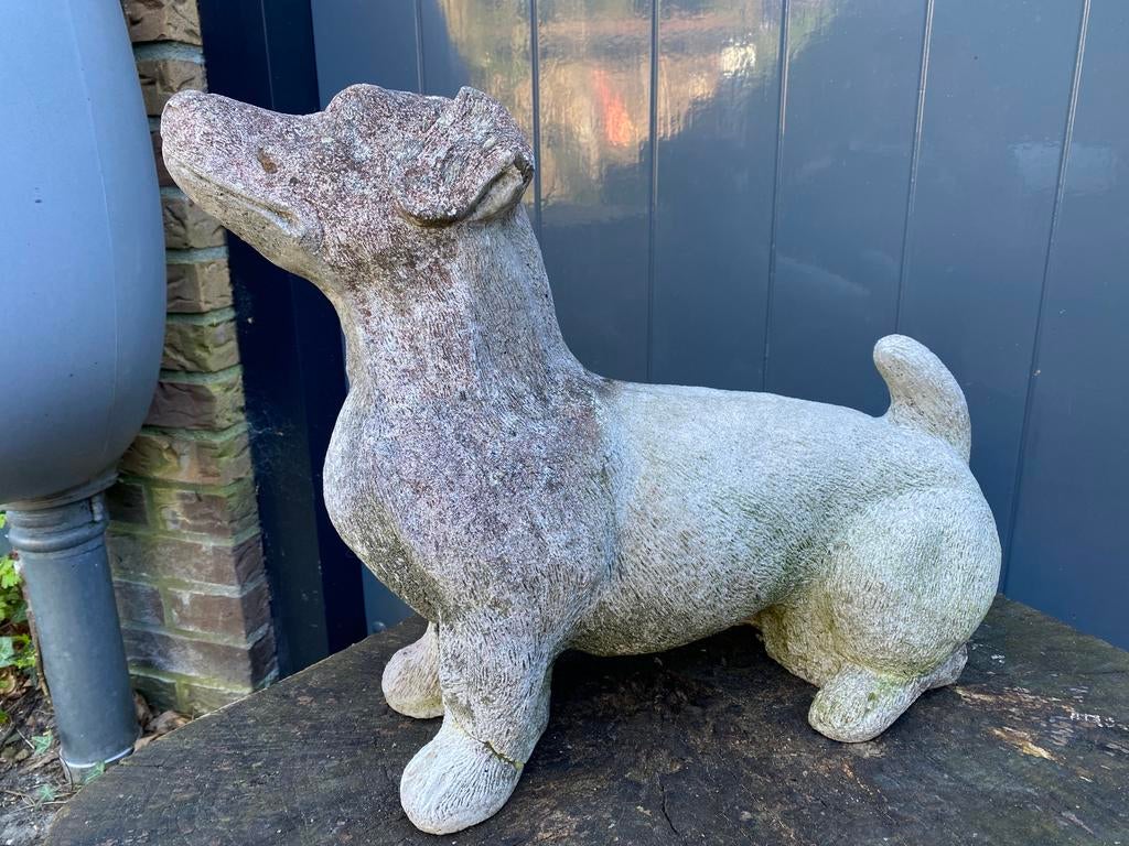 Beeldje van hond (teckel), Tuin en Terras, Ophalen, Gebruikt, Beton, Dierenbeeld