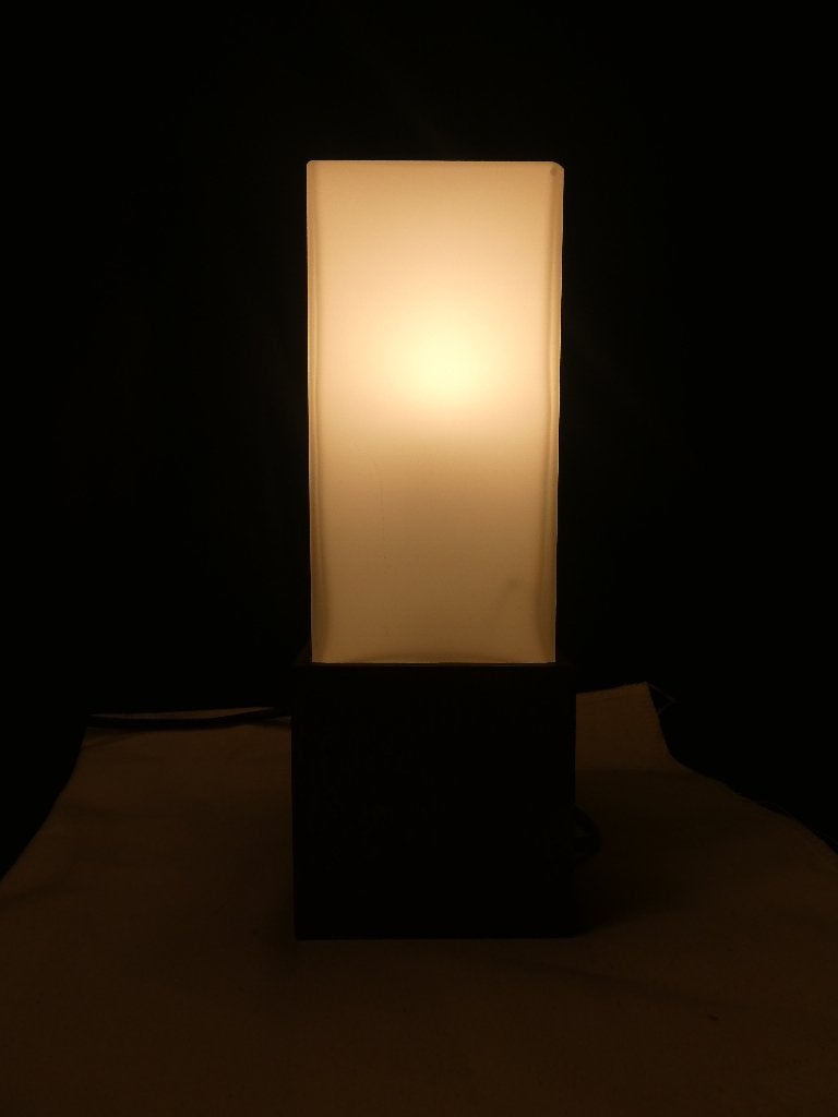 Kubus lamp houten sokkel met melkglas kap, Gebruikt, Overige merken, 25 cm, Met schakelaar