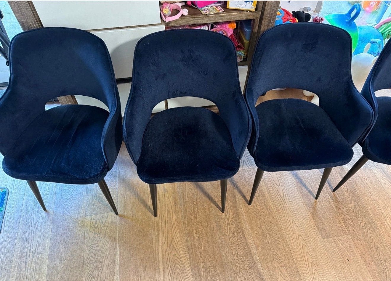 Set van 4 donkerblauwe fluwelen eetkamerstoelen, Huis en Inrichting, Stoelen, Drie, Blauw, Ophalen of Verzenden, Zo goed als nieuw