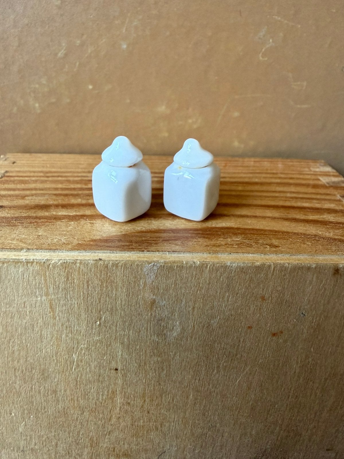 2x oud potje - hxb 1.7x1cm - porselein, Ophalen of Verzenden, Zo goed als nieuw, Poppenhuis