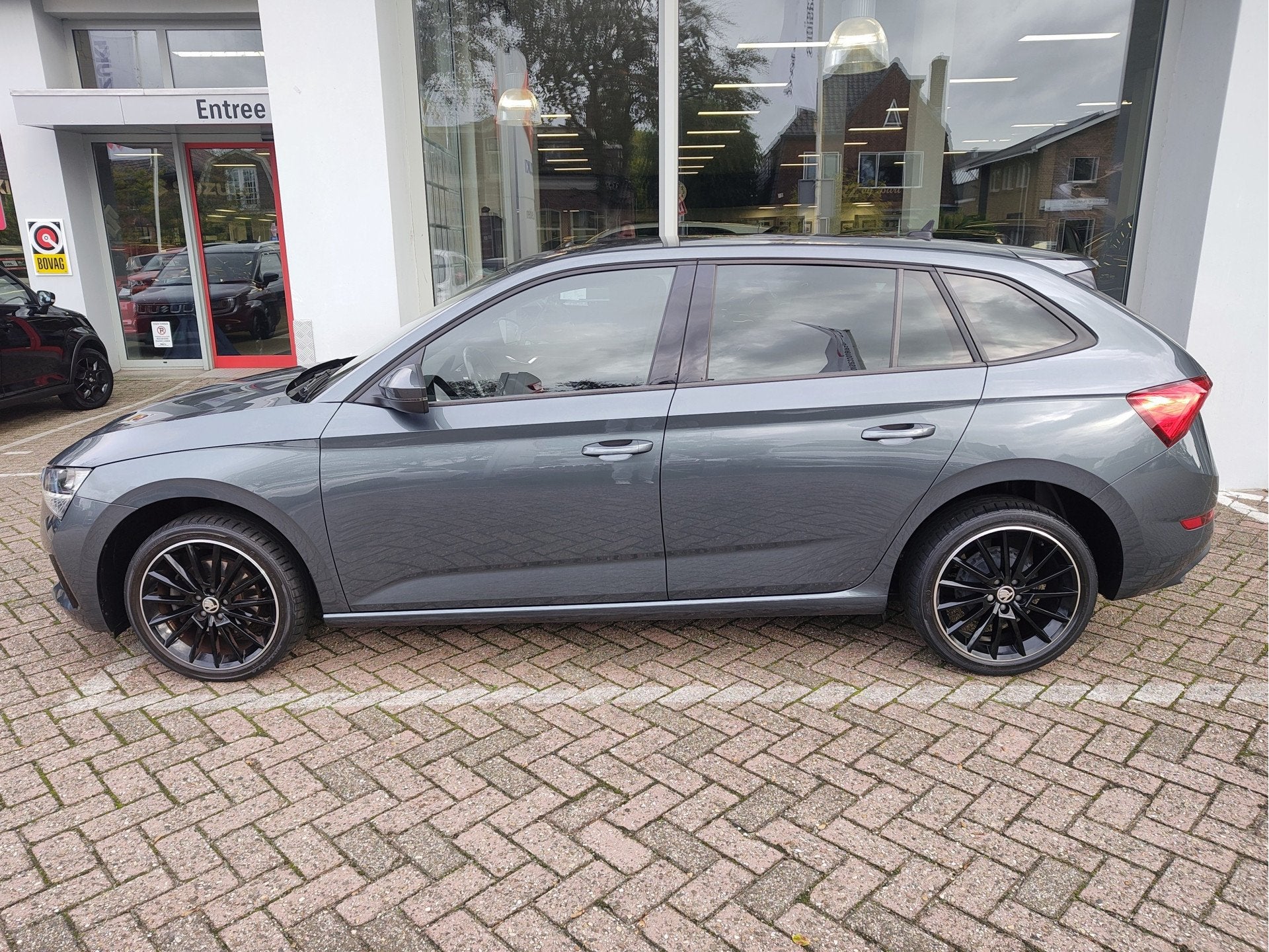 Skoda Scala 1.0 TSI SPORT BUSINESS Cruise | Camera | Draadlo, Auto's, Dealer onderhouden, Scala, Gebruikt, Met garantie (alle)