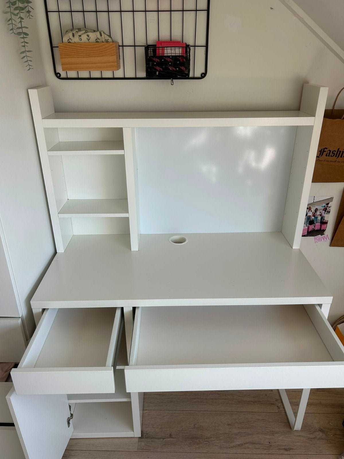 IKEA Micke Bureau met Opzetstuk - Wit, Huis en Inrichting, Bureaus, Ophalen, Gebruikt, Spaanplaat of MDF, IKEA