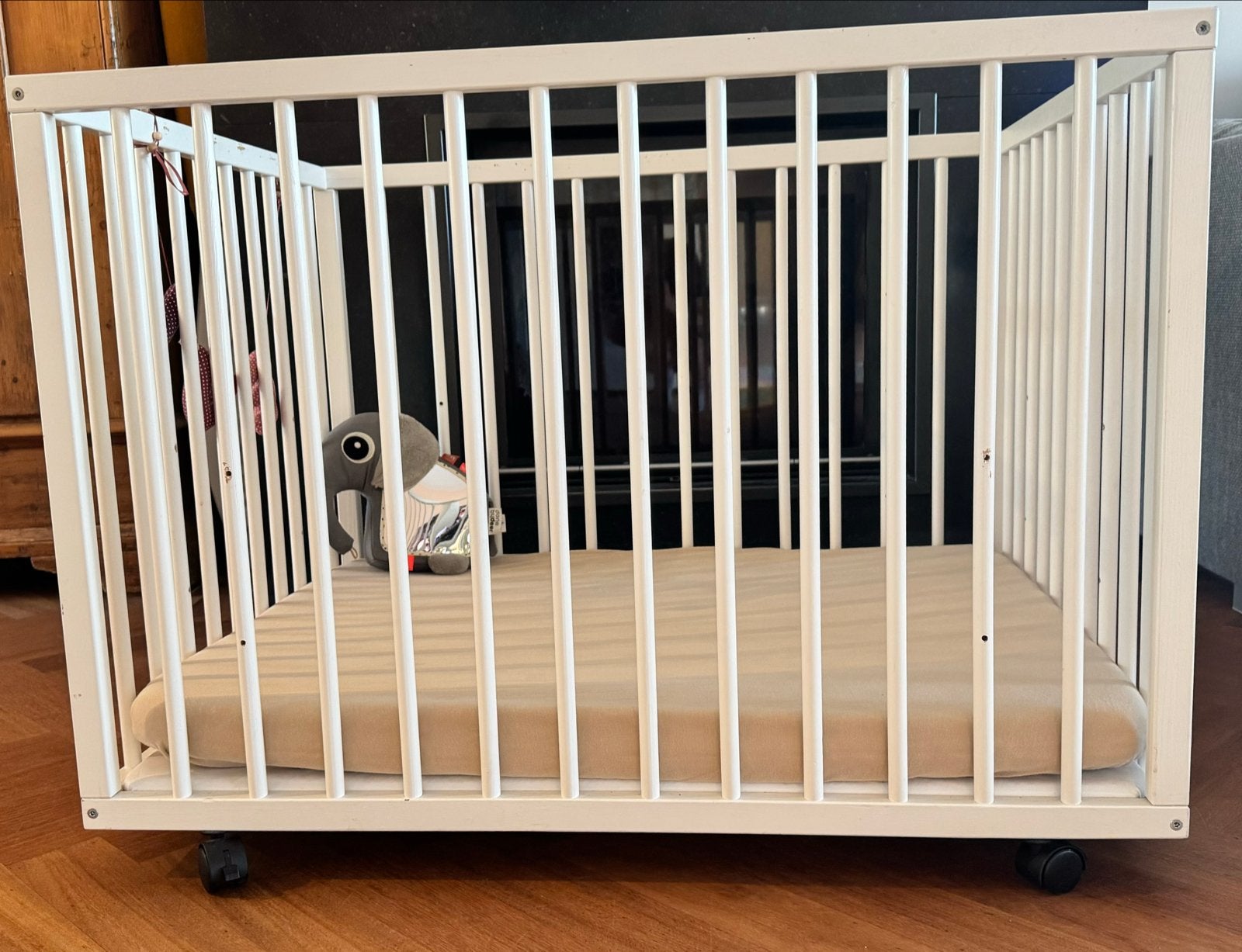 Witte box met wieltjes + matrasje + lakentje, Kinderen en Baby's, Ophalen, Gebruikt, Rechthoekig, Wieltjes