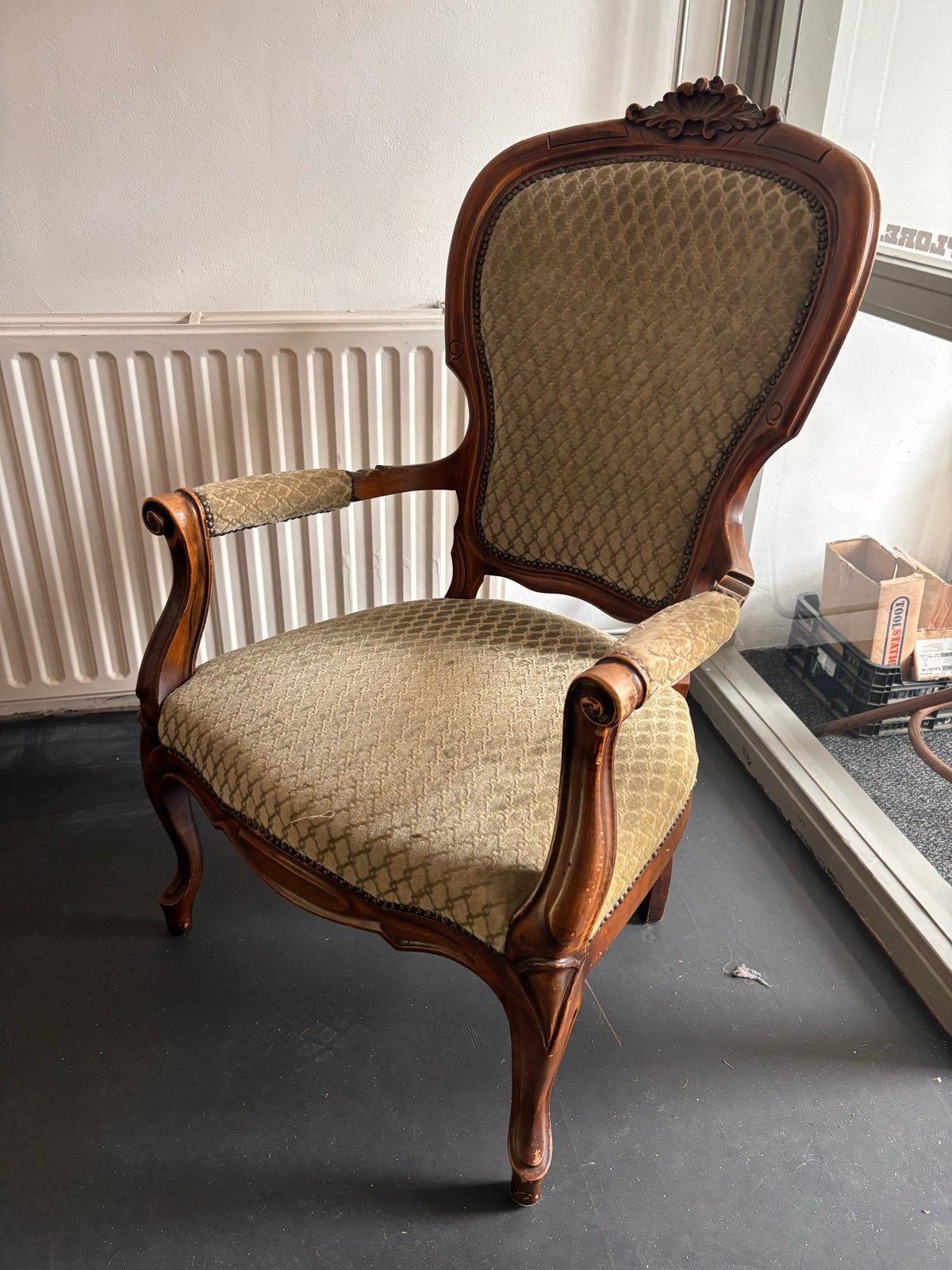 Antieke fauteuil met houten frame en gestoffeerde zitting, Antiek en Kunst, Ophalen