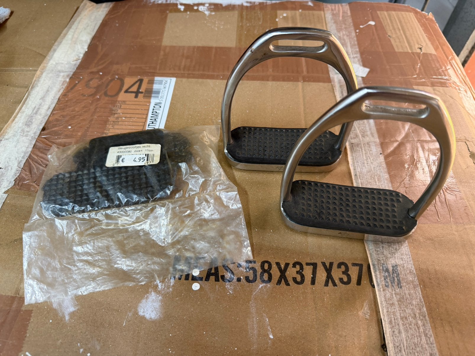 Nieuwe stijgbeugels maat 11cm (kind) incl.Extra beugelblokje, Ophalen of Verzenden, Zo goed als nieuw