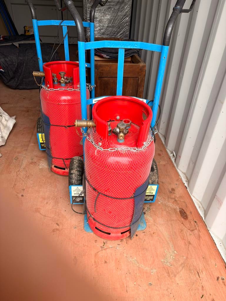 2 gasflessen met drukregelaars op handkar voor smeedoven, Ophalen, Gebruikt