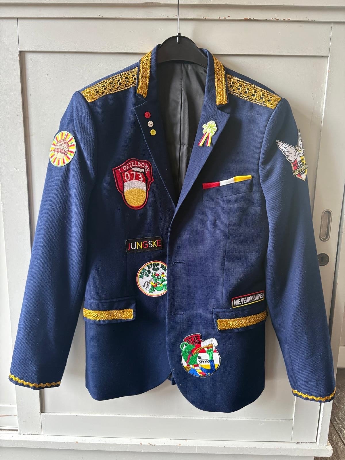 Carnavalsjasje Oeteldonk met badges, maat xs, Carnaval, Ophalen of Verzenden, Kleding, Gedragen