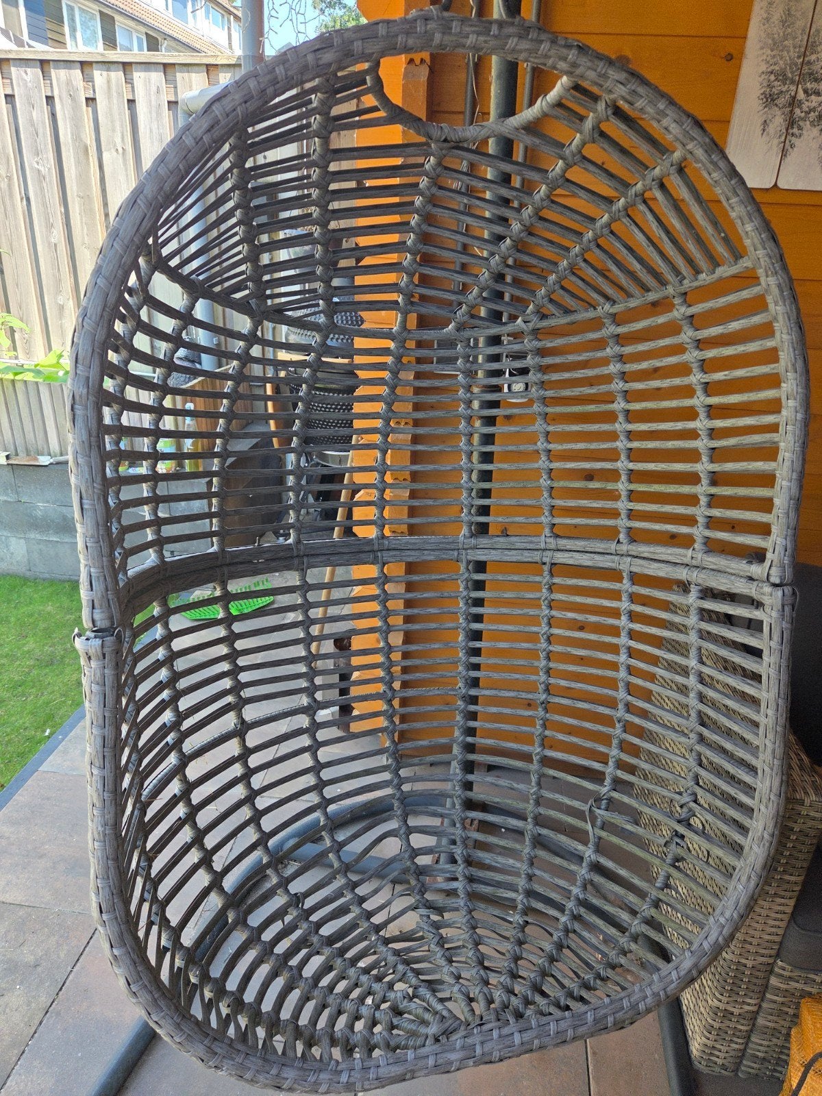 Hangstoel met standaard en kussen - Grijs Wicker, Ophalen of Verzenden, Gebruikt, Wicker