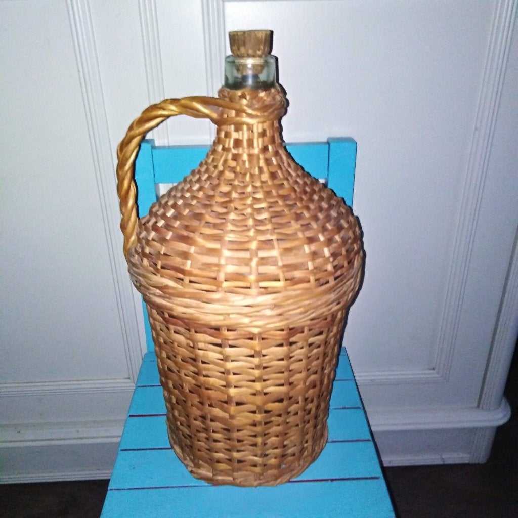 Vintage glazen fles in rieten mand, Ophalen